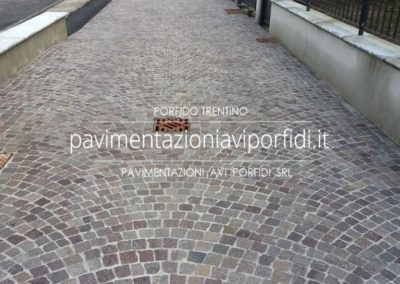 Viale realizzato con cubetti di porfido colore grigio viola in provincia di Brescia