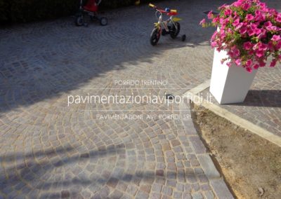 Cortile residenziale realizzato con cubetti di porfido 4/6 posati ad