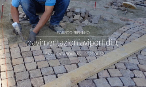 Posa lastrame di porfido